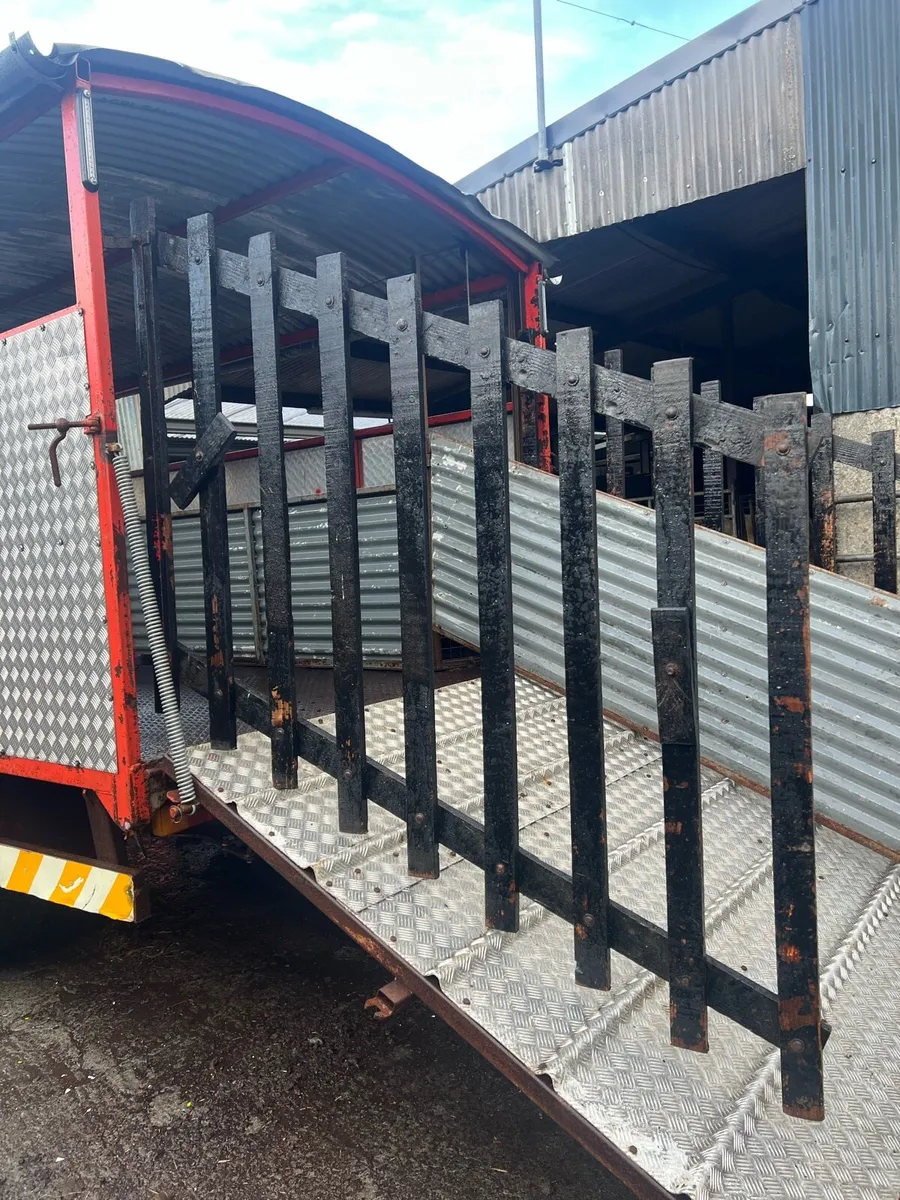 Sheep Trailer with Crush - Image 2