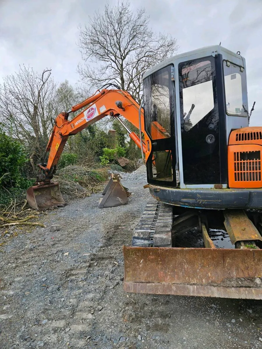 Hitachi digger 8 tons - Image 1