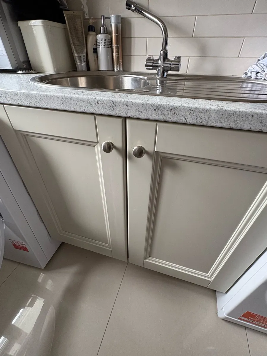 Kitchen with Quartz Countertopy - Image 2