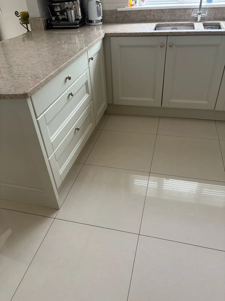 Kitchen with Quartz Countertopy - Image 3