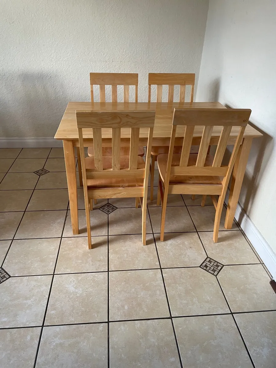 Table and chairs - Image 1
