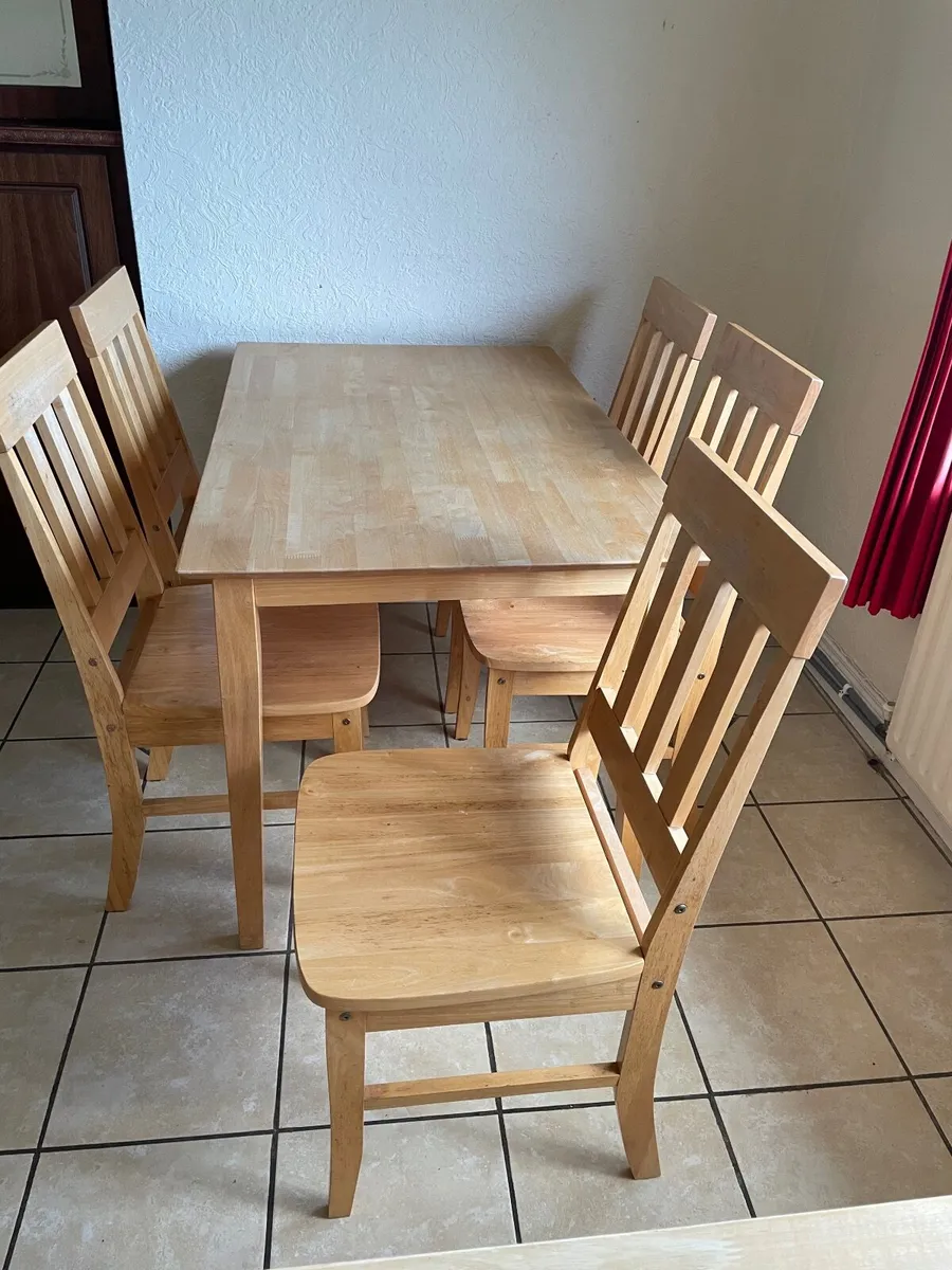 Table and chairs - Image 2