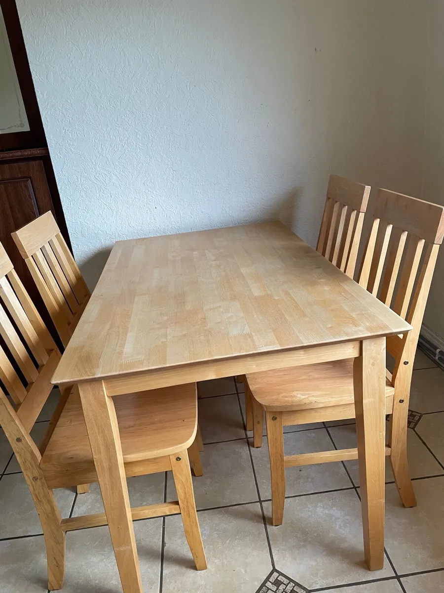 Table and chairs - Image 3