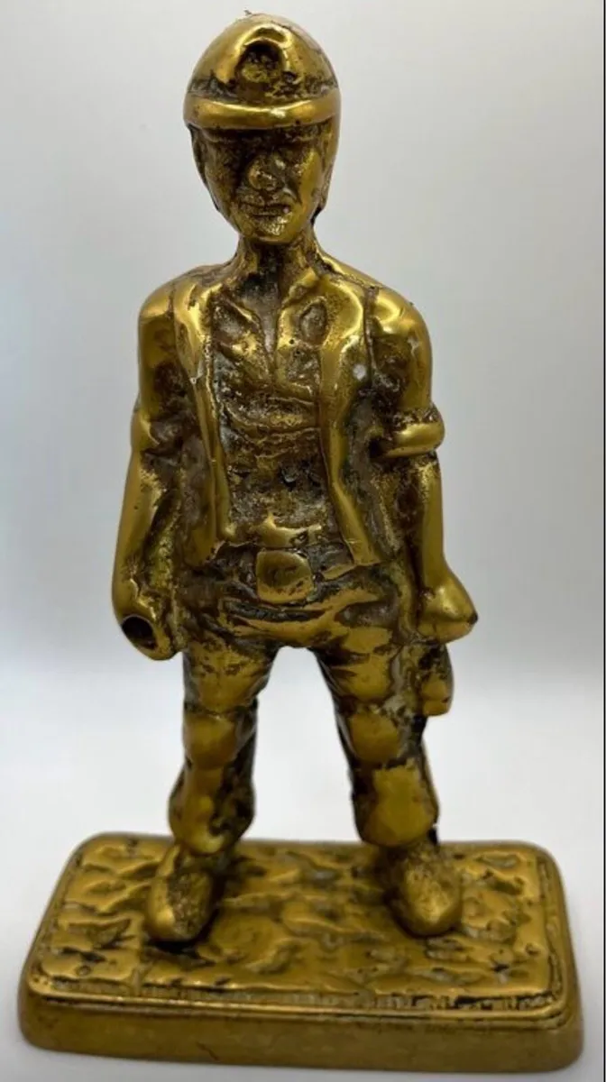 Solid heavy brass Vinatge construction worker - Image 2