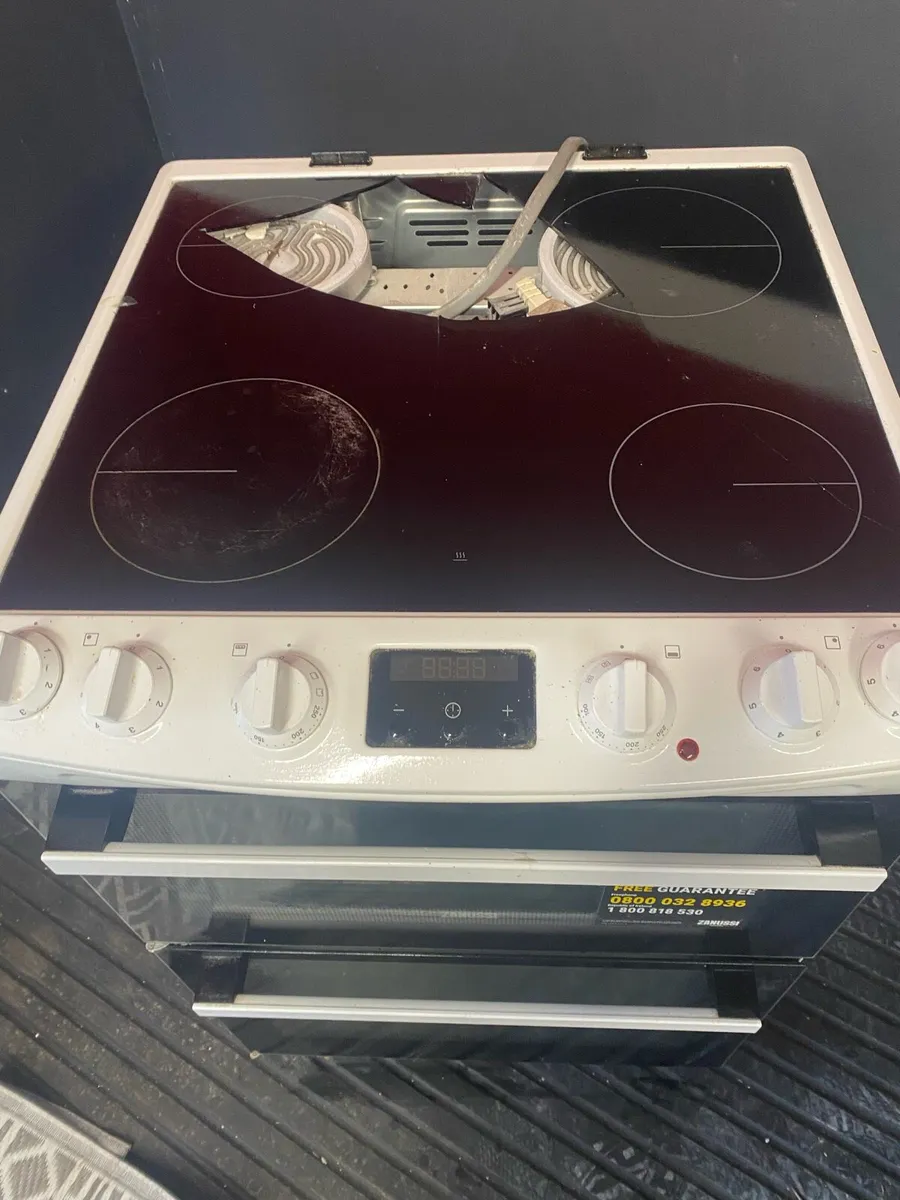 Zanussi ceramic hob white cooker. - Image 3