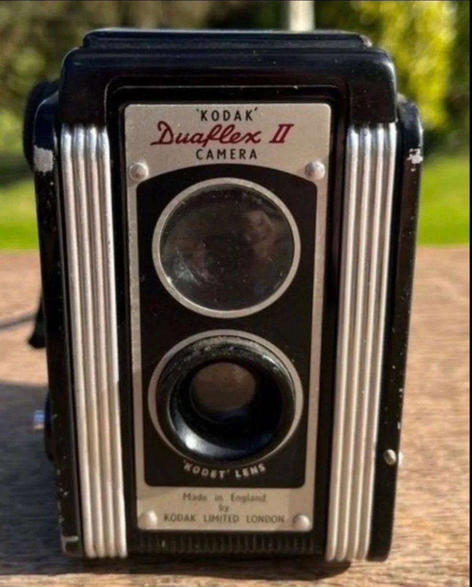Collection of 11 vintage cameras - Image 1