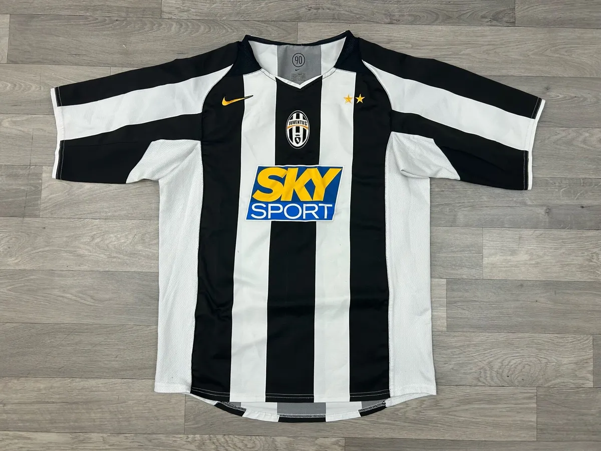 Genuine Vintage 2004 Nike Juventus Home Jersey M - Image 1