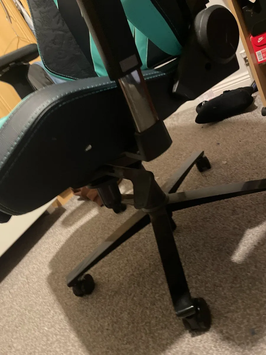 Secret lab gaming chair - Image 2