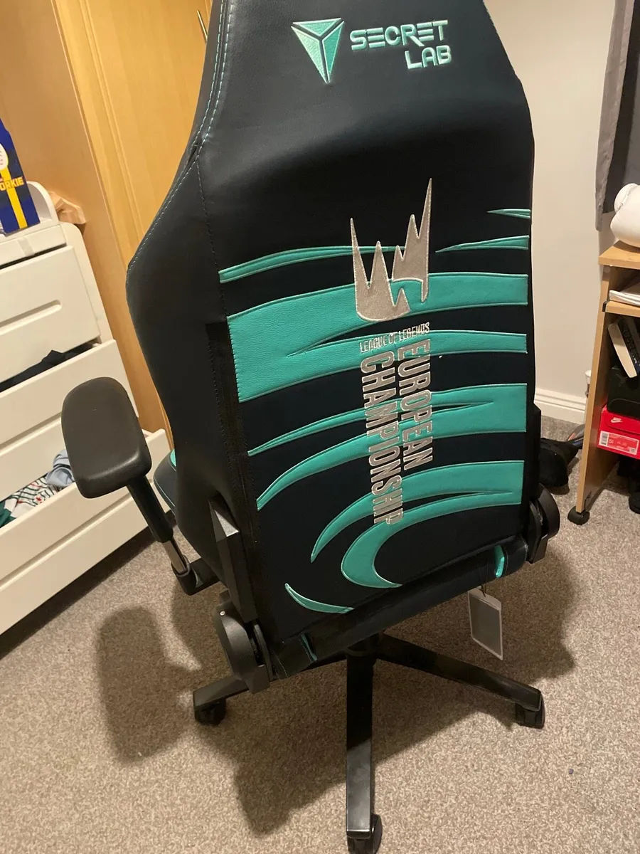 Secret lab gaming chair - Image 3