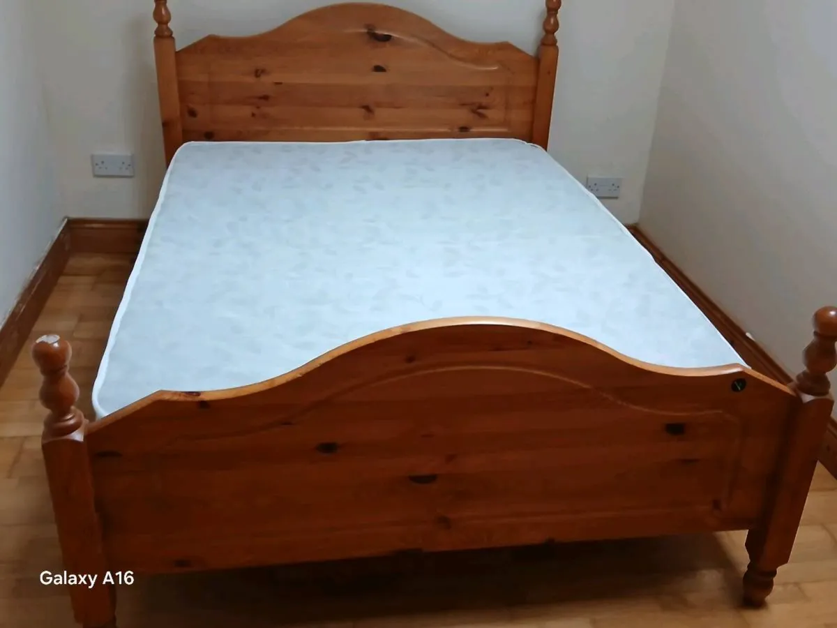 Double bed frame and double mattress in like new - Image 2