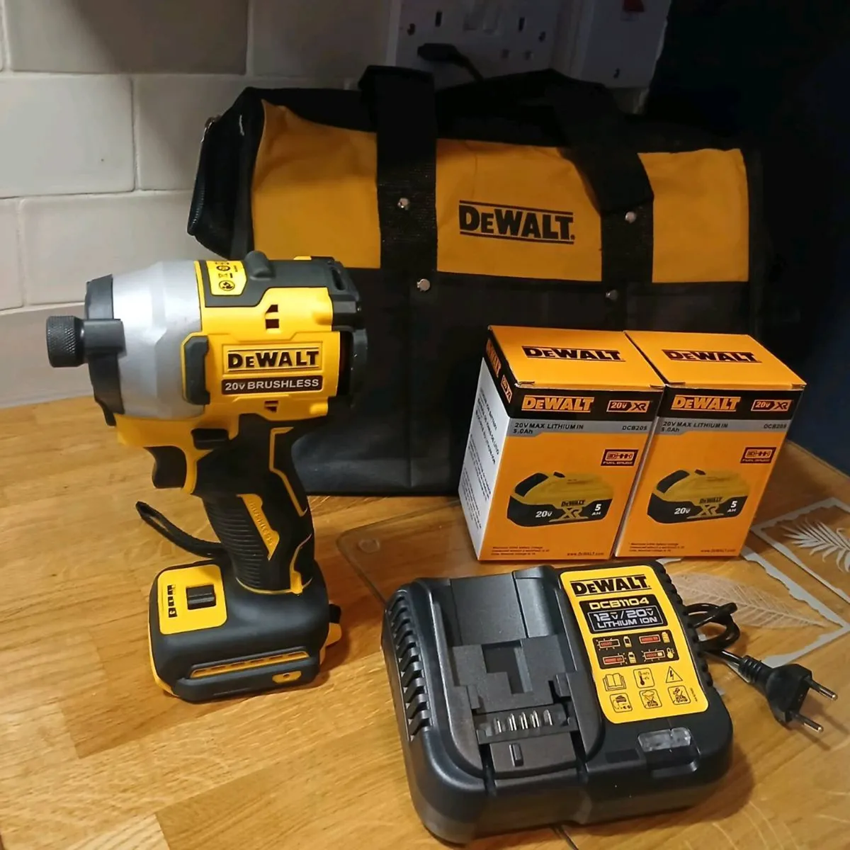 Dewalt DCF 850 Impactor,batteries, charger,bag. - Image 1