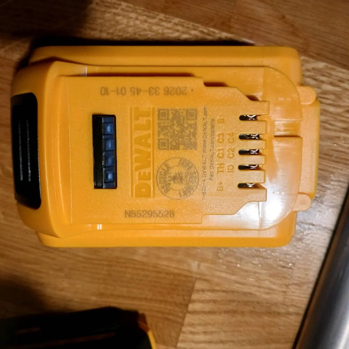 Dewalt DCF 850 Impactor,batteries, charger,bag. - Image 2