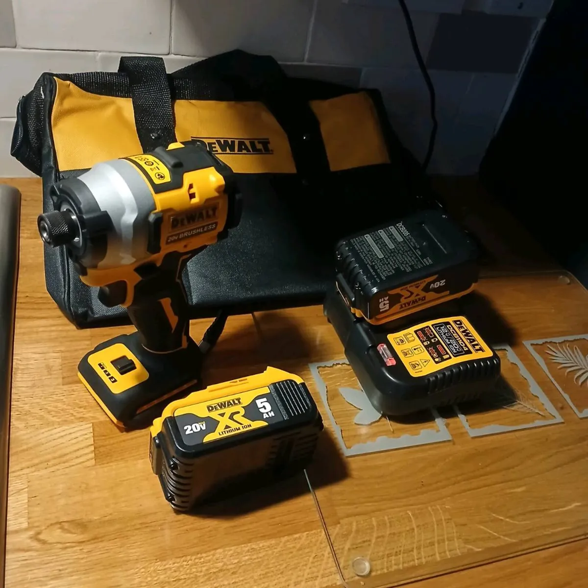 Dewalt DCF 850 Impactor,batteries, charger,bag. - Image 3