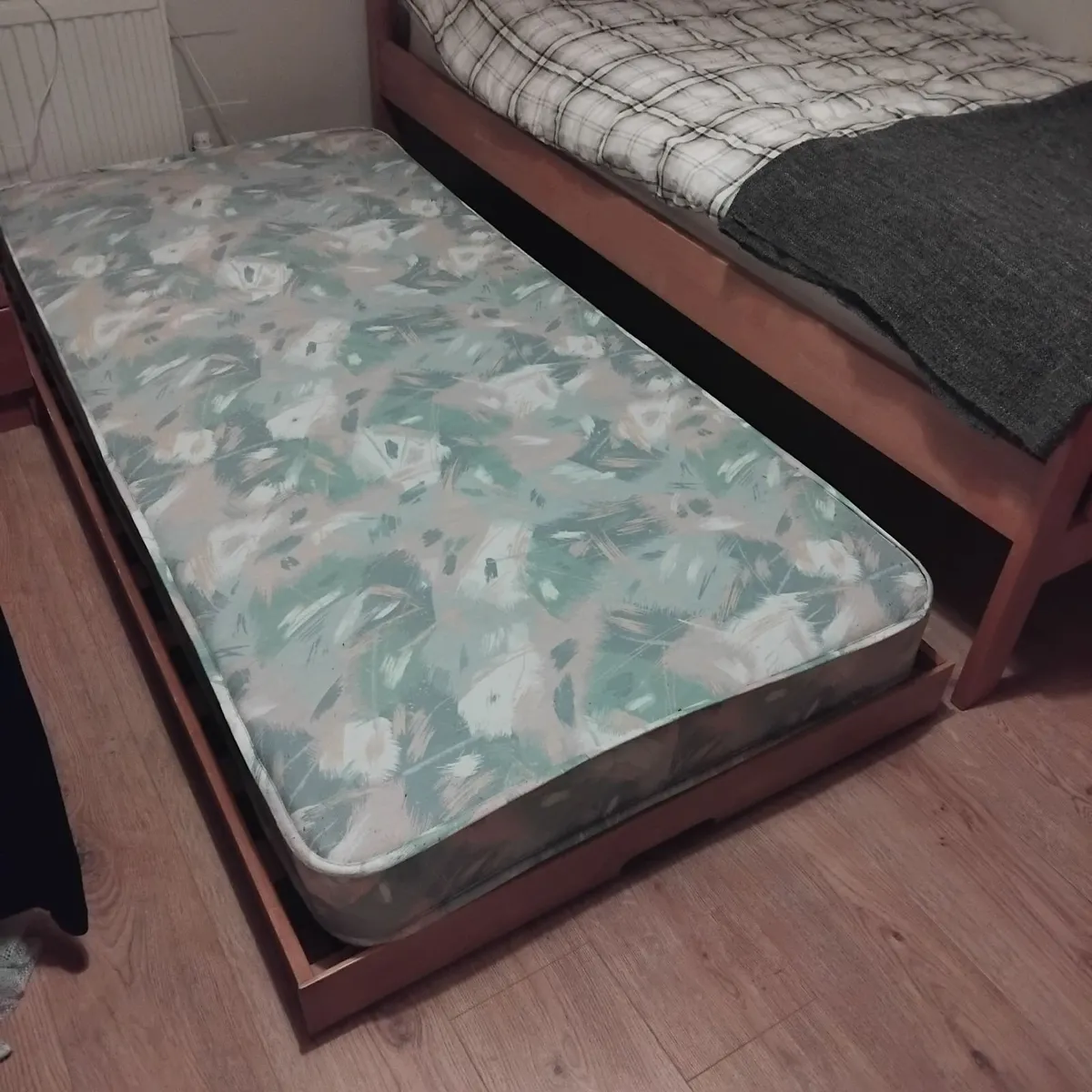 Single bed with guest bed - Image 2