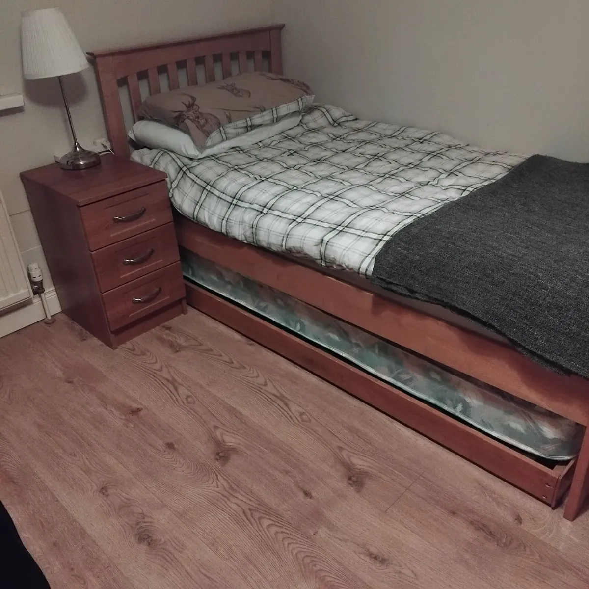 Single bed with guest bed - Image 3