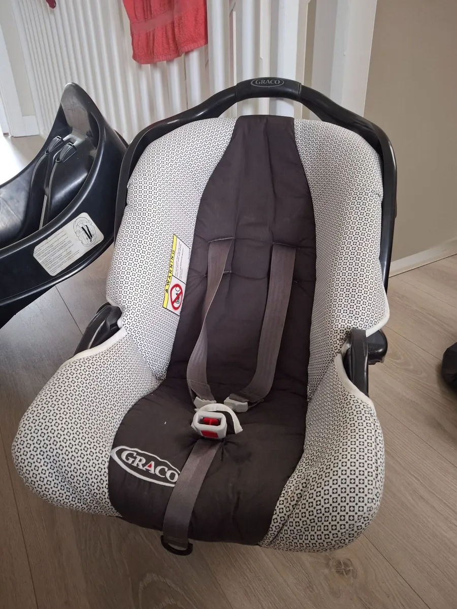Graco car seat and isofix base - Image 1