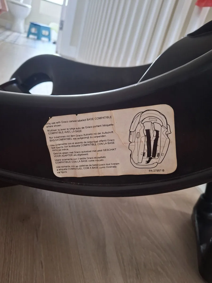 Graco car seat and isofix base - Image 3