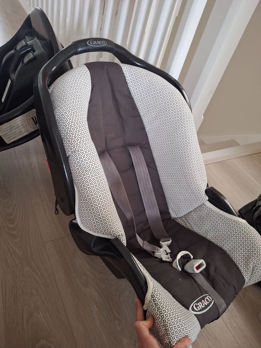Graco car seat and isofix base - Image 4