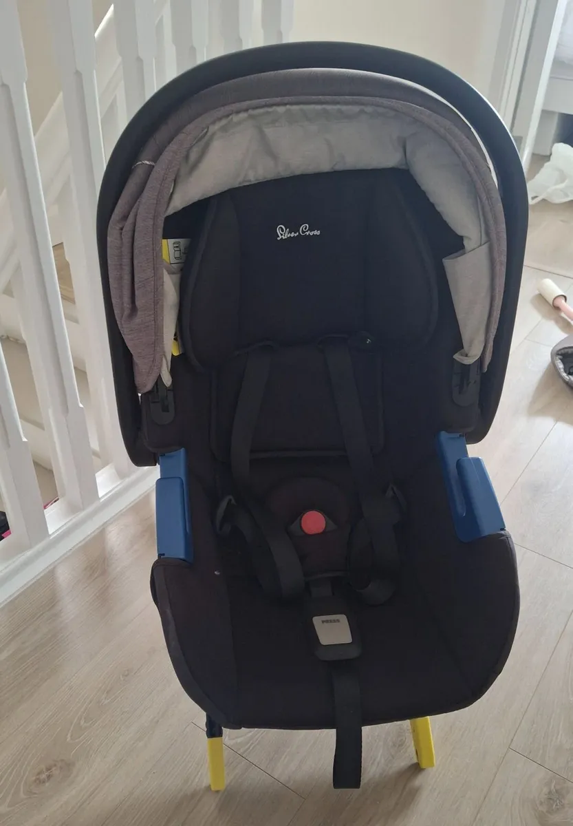 Silvercross infant car seat, isofix base and rain - Image 1