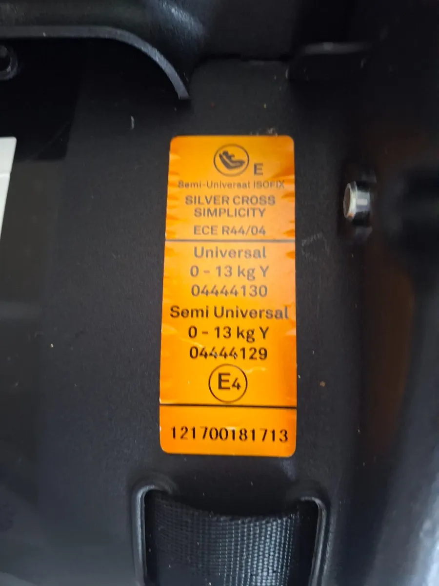 Silvercross infant car seat, isofix base and rain - Image 2