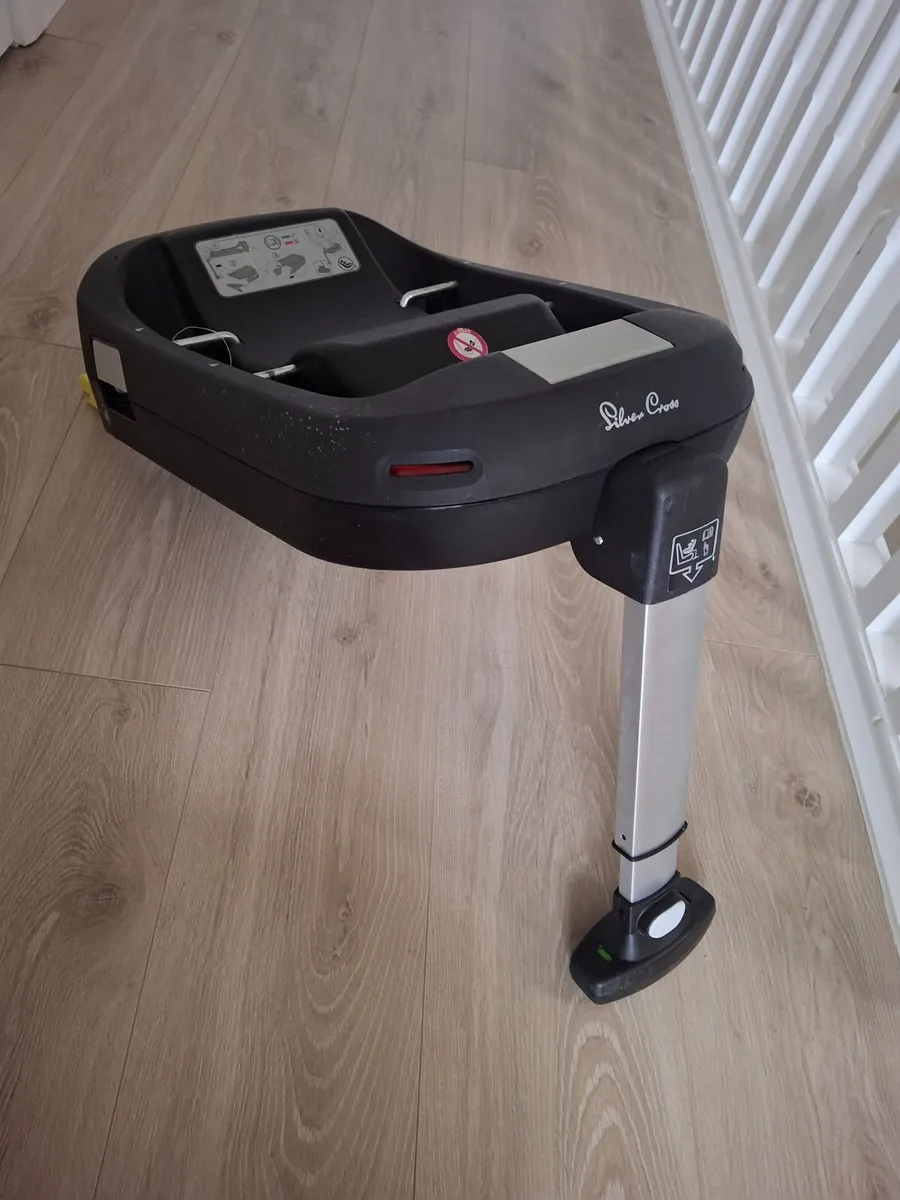 Silvercross infant car seat, isofix base and rain - Image 4