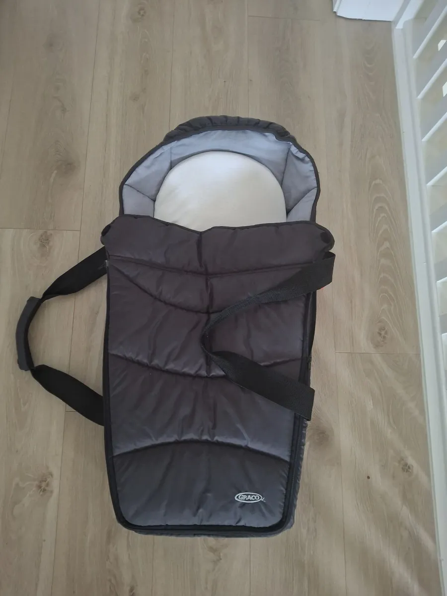 Graco carry cot - Image 2