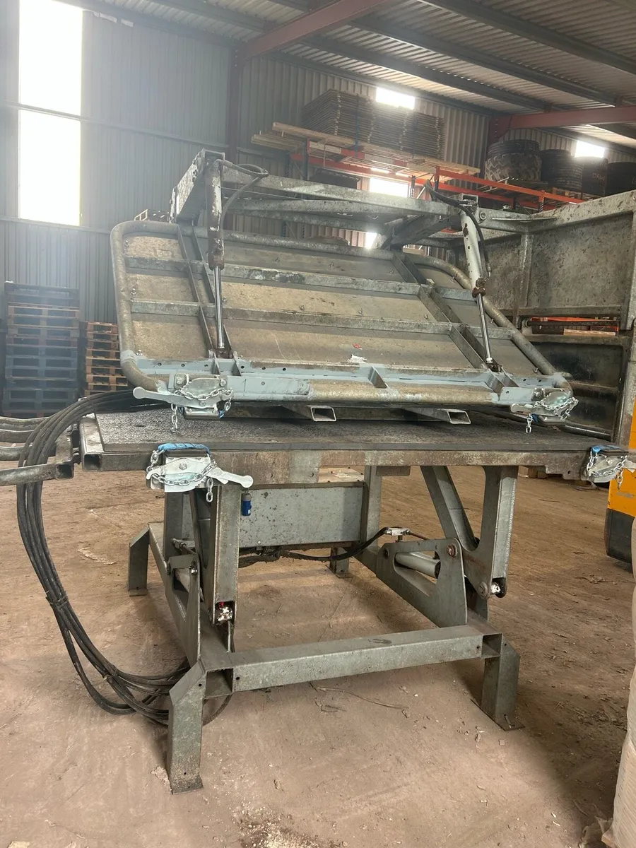 Secondhand fixed roll over hoof crate - Image 1