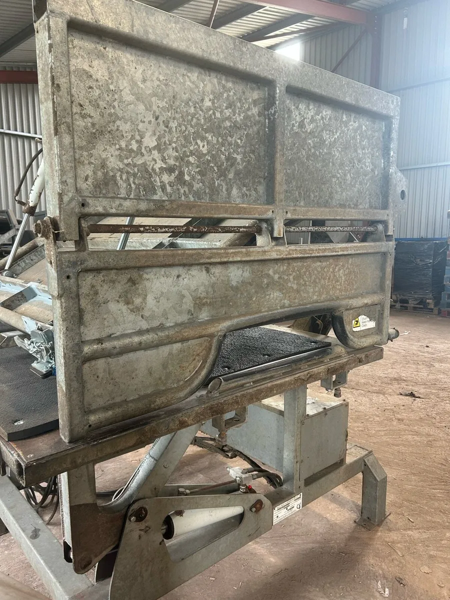 Secondhand fixed roll over hoof crate - Image 2