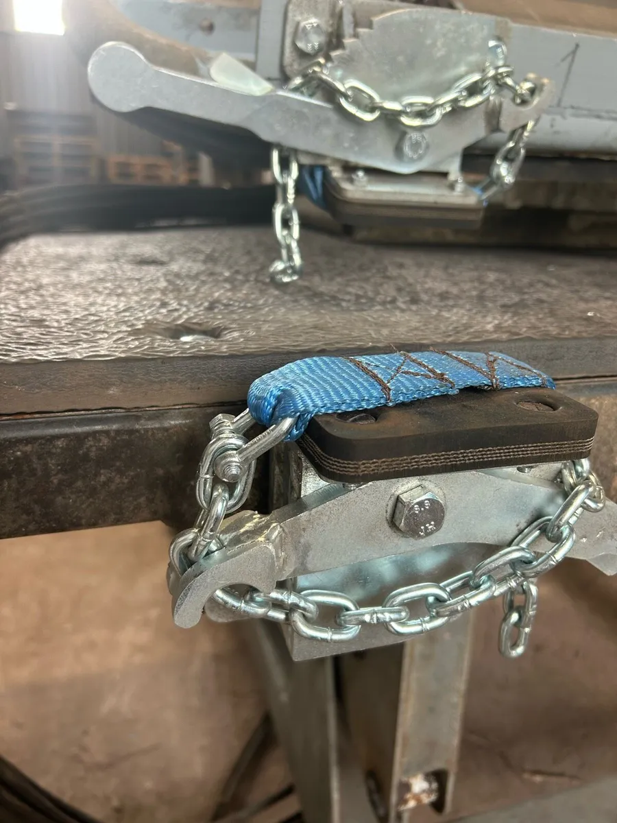 Secondhand fixed roll over hoof crate - Image 3