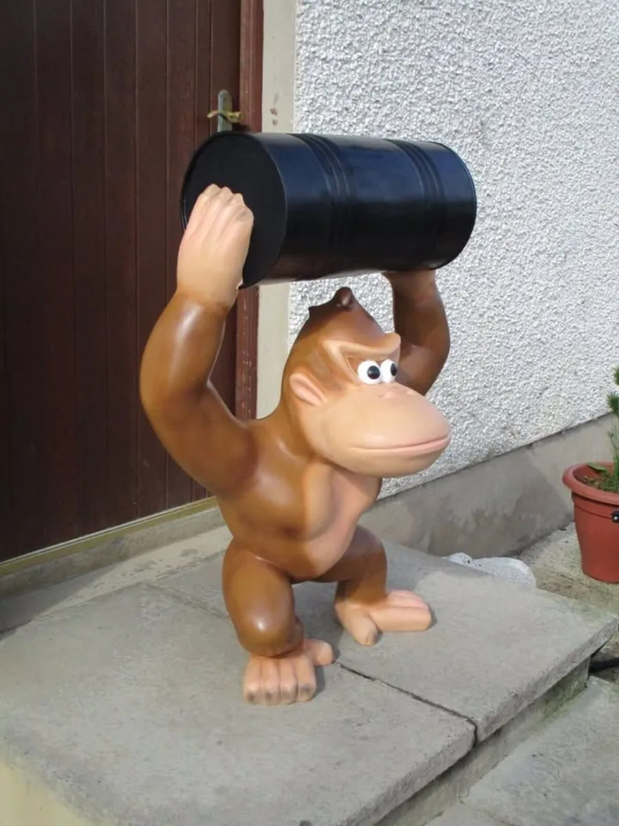 Large Donkey Kong Statue - Image 2