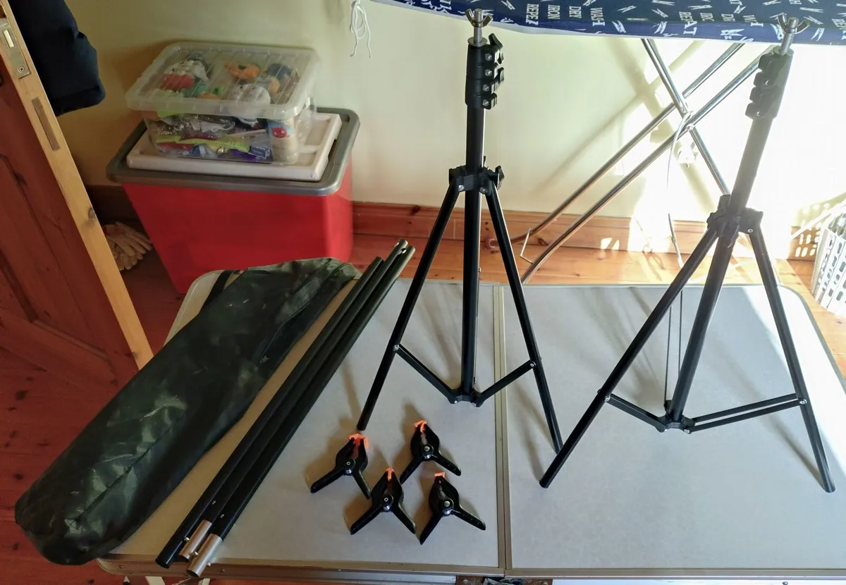 2 LIGHT STANDS WITH 3 POLES, 4 CLIPS & BAG (USED). - Image 1