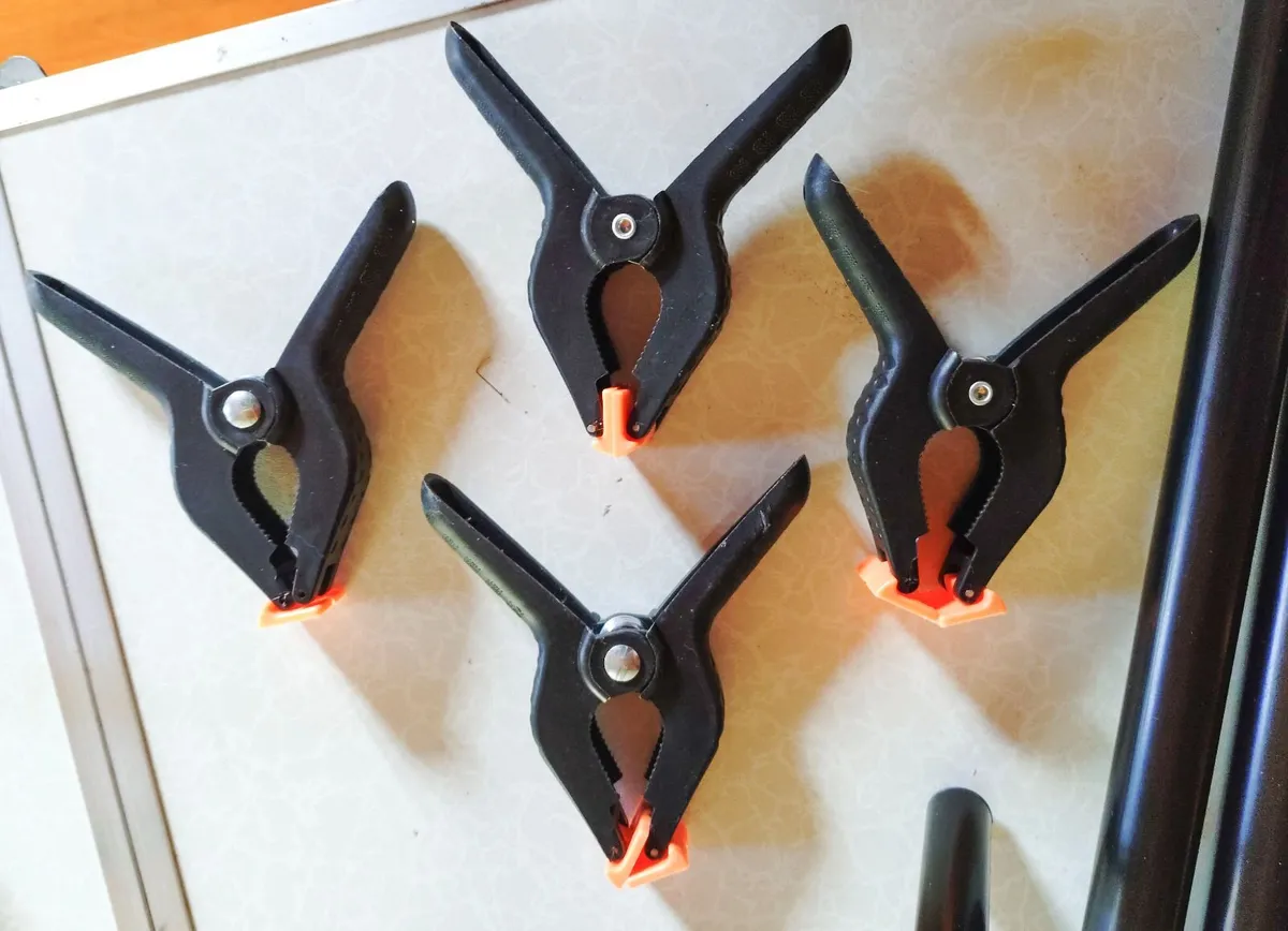 2 LIGHT STANDS WITH 3 POLES, 4 CLIPS & BAG (USED). - Image 3