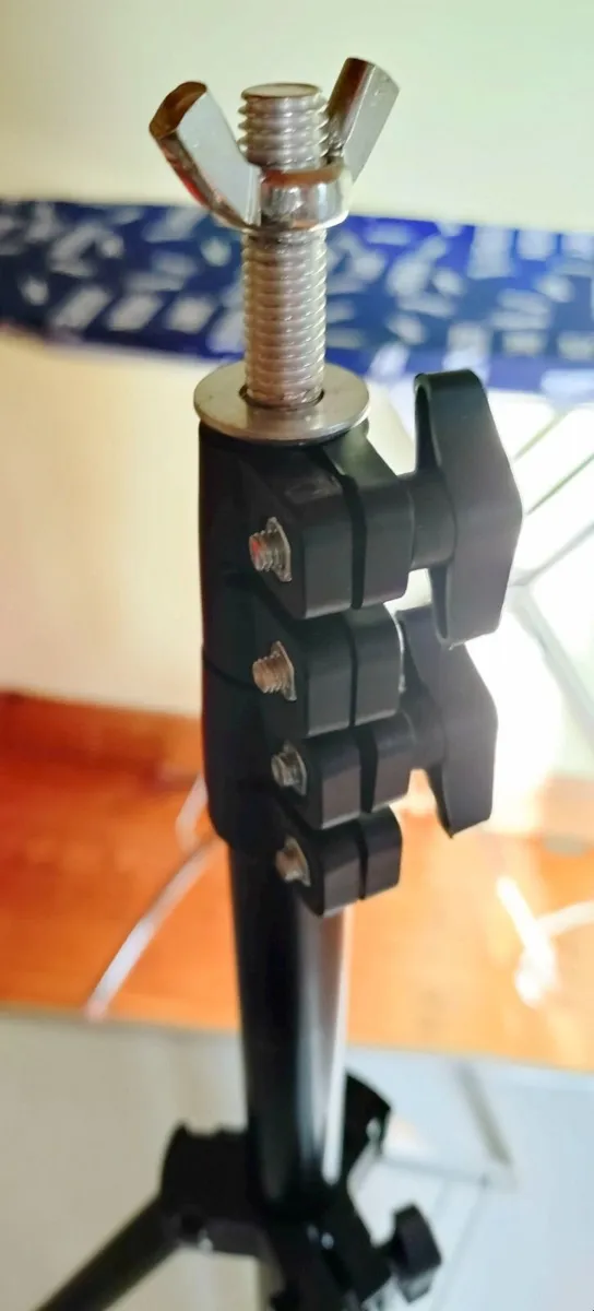 2 LIGHT STANDS WITH 3 POLES, 4 CLIPS & BAG (USED). - Image 4