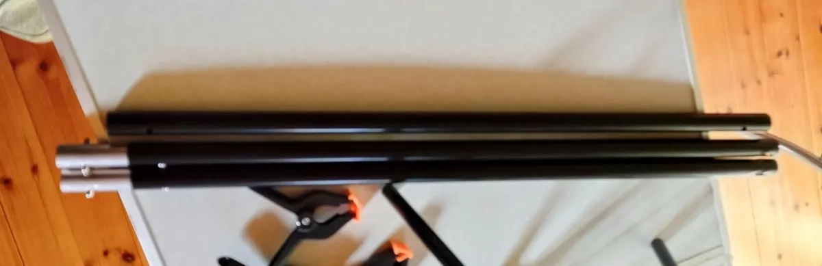 2 LIGHT STANDS WITH 3 POLES, 4 CLIPS & BAG (USED). - Image 2