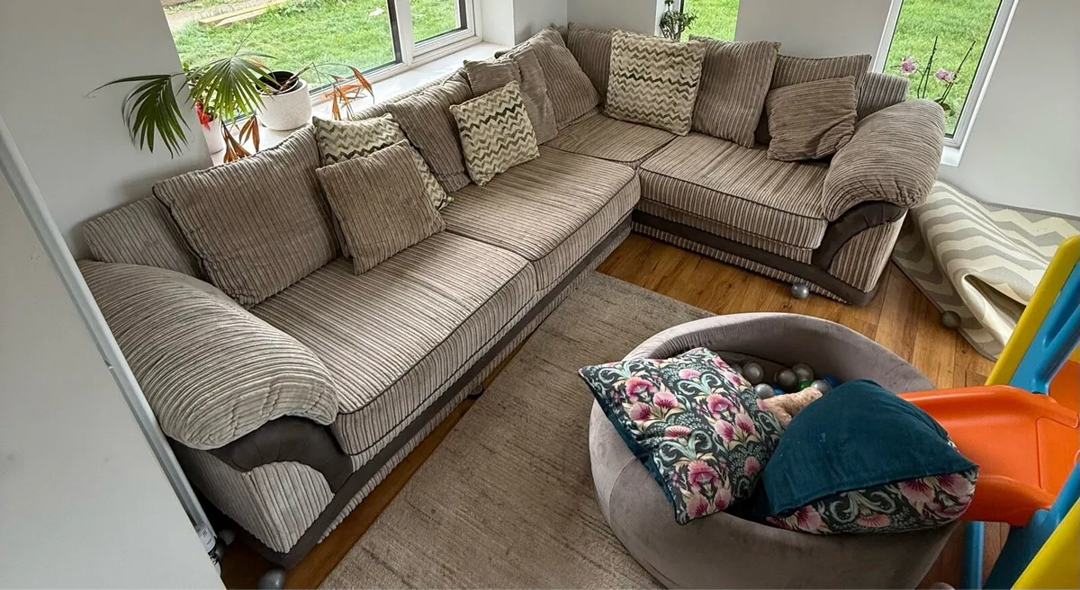 L shaped couch - Image 1