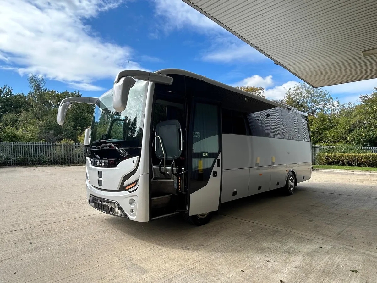 AOS Grand Toro II Midi Coach - Image 1