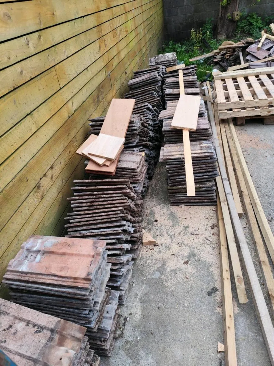 580 roof tiles - Image 1
