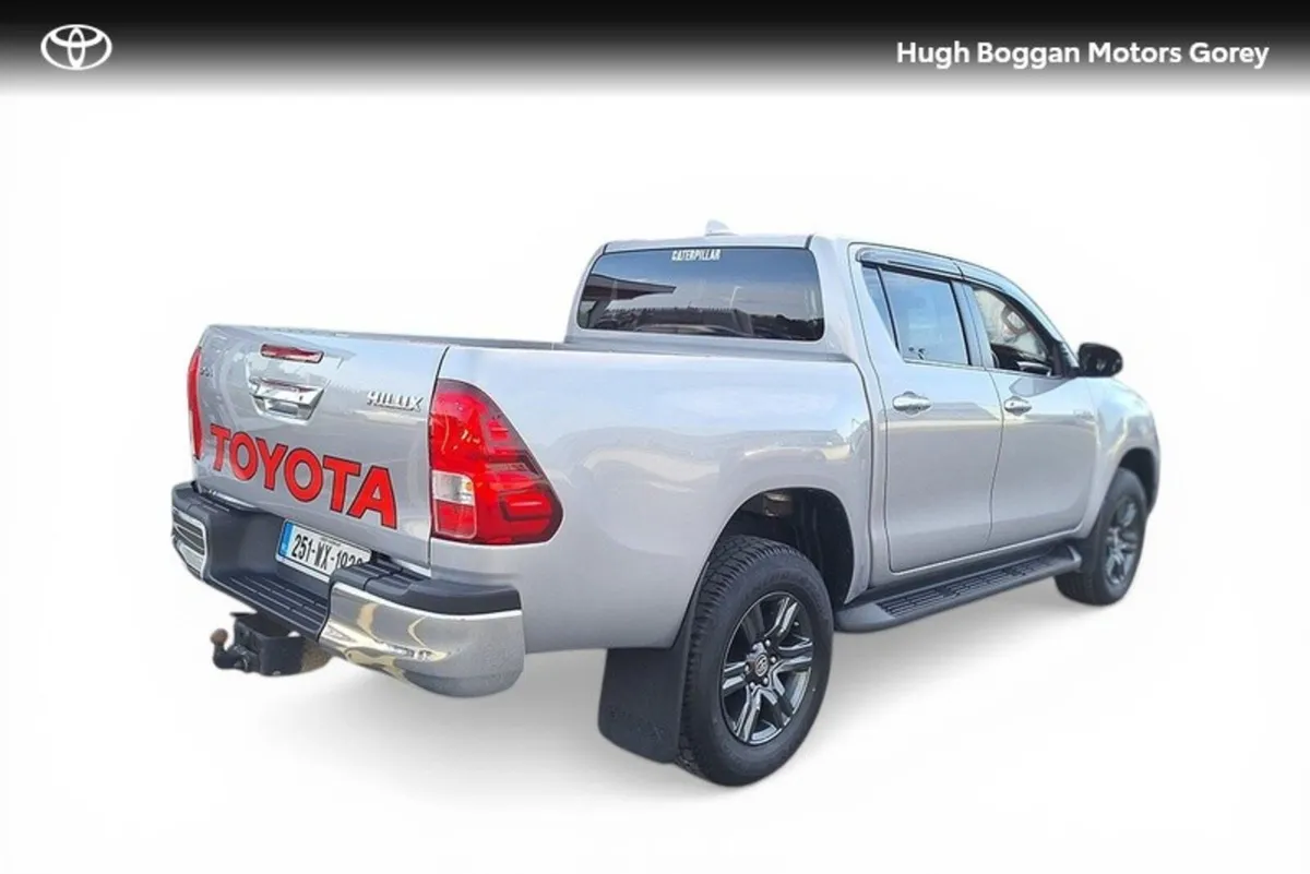 Toyota Hilux 2.8 SR5 Manual - Image 2