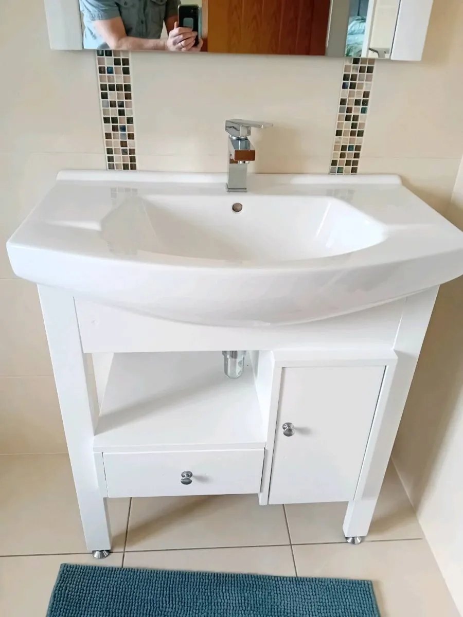 Bathroom vanity unit - Image 1