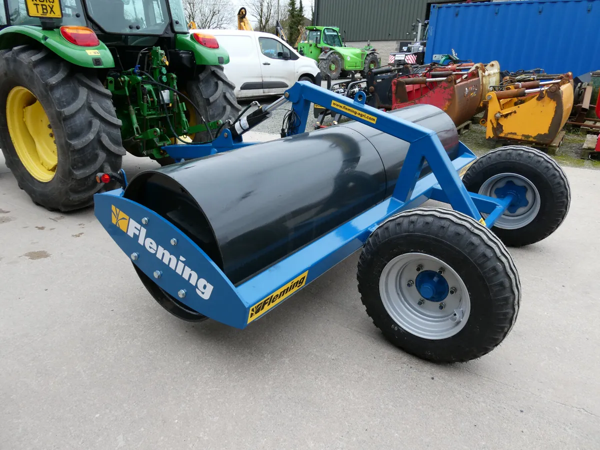 Fleming 10ft roller on wheels - Image 1