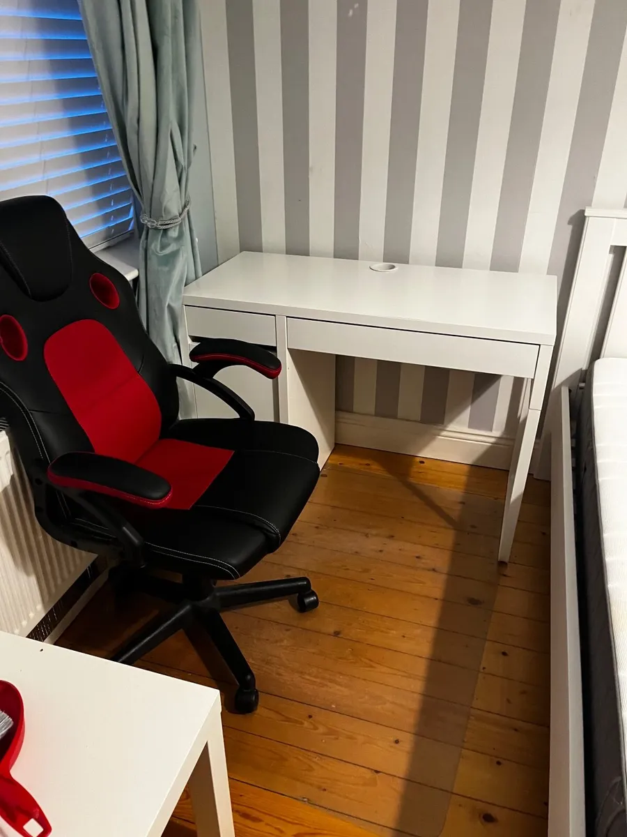 Office chair and desk - Image 1