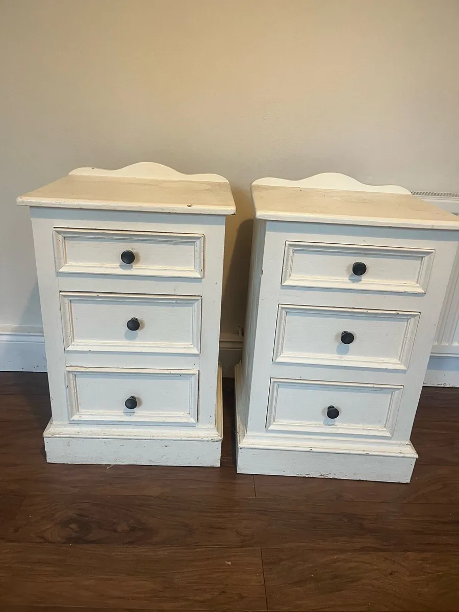 Bedside lockers x 2 - Image 1