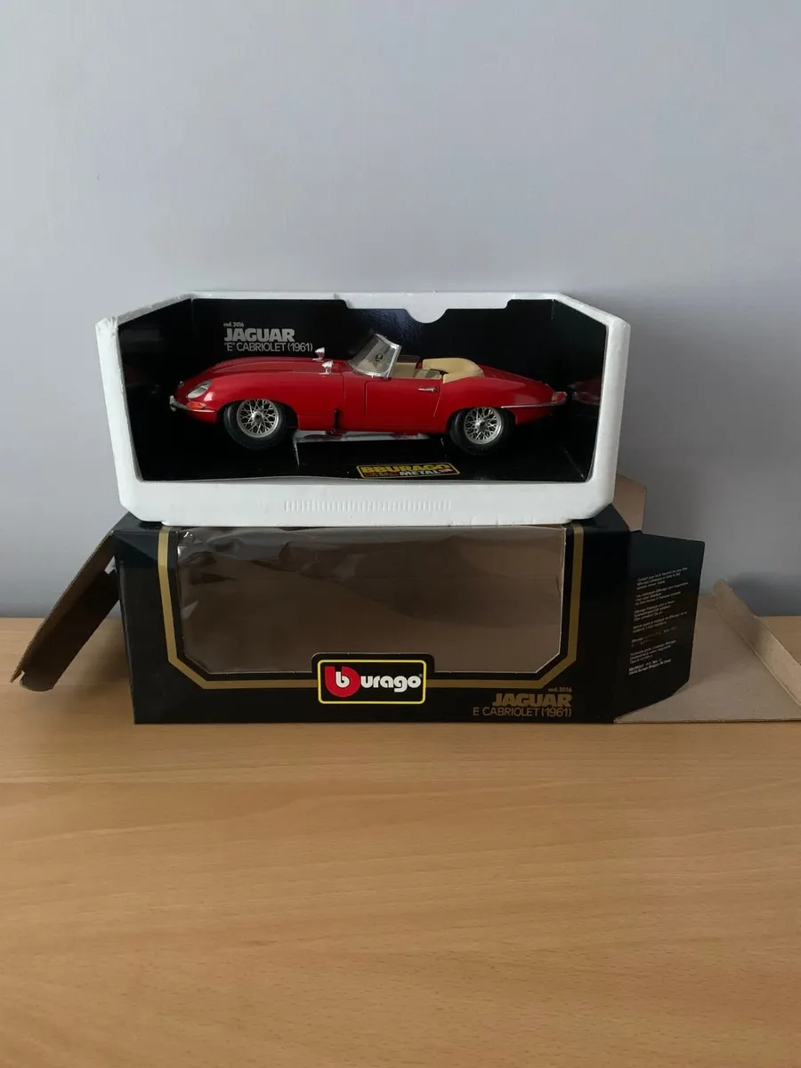 Jaguar E Cabriolet 1961 1/18 Burago Model Car - Image 4