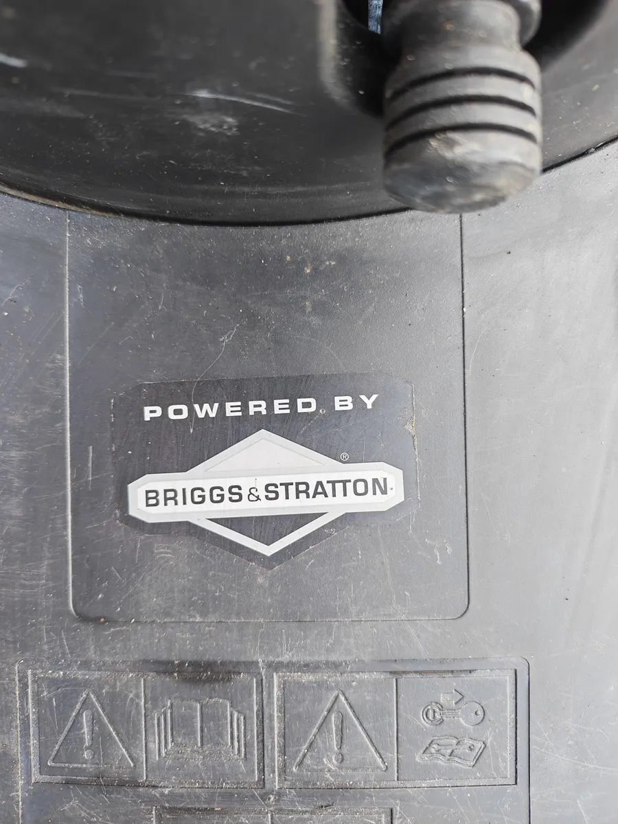 Ride on Lawnmower - Image 4