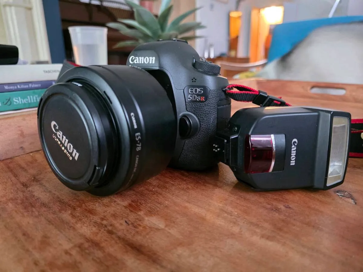 Canon EOS 5Ds R Body with flash
