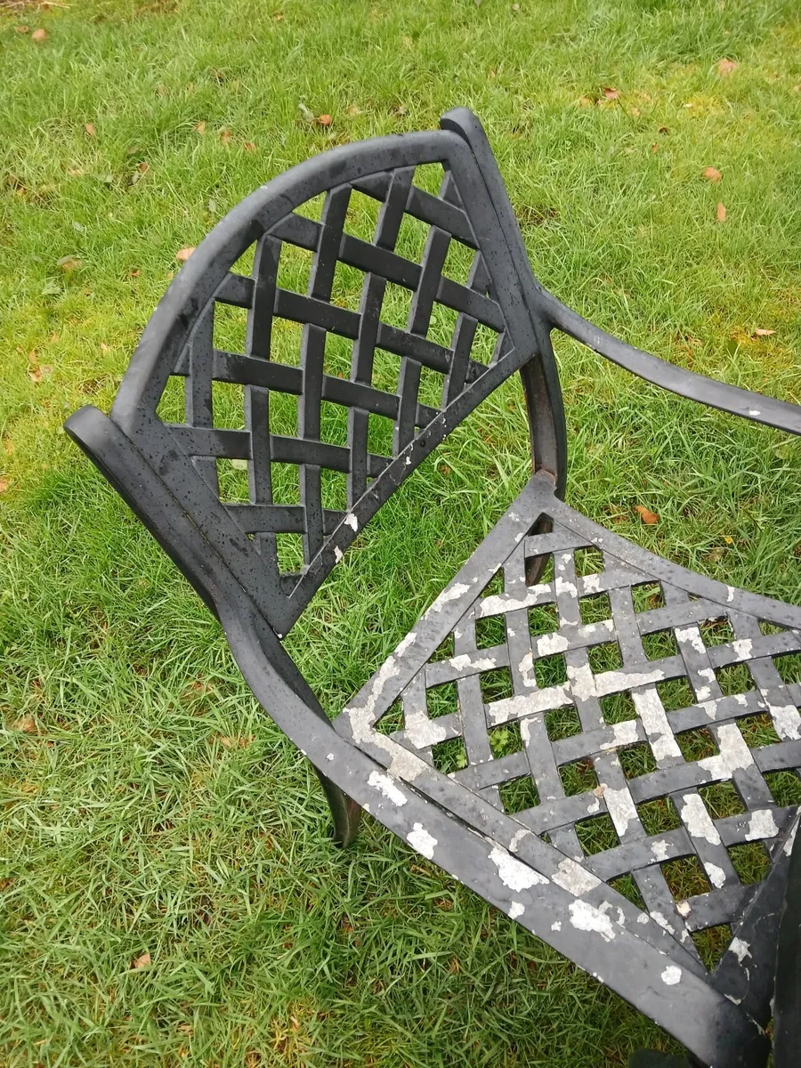 Cast aluminium garden table and 4 chairs - Image 2