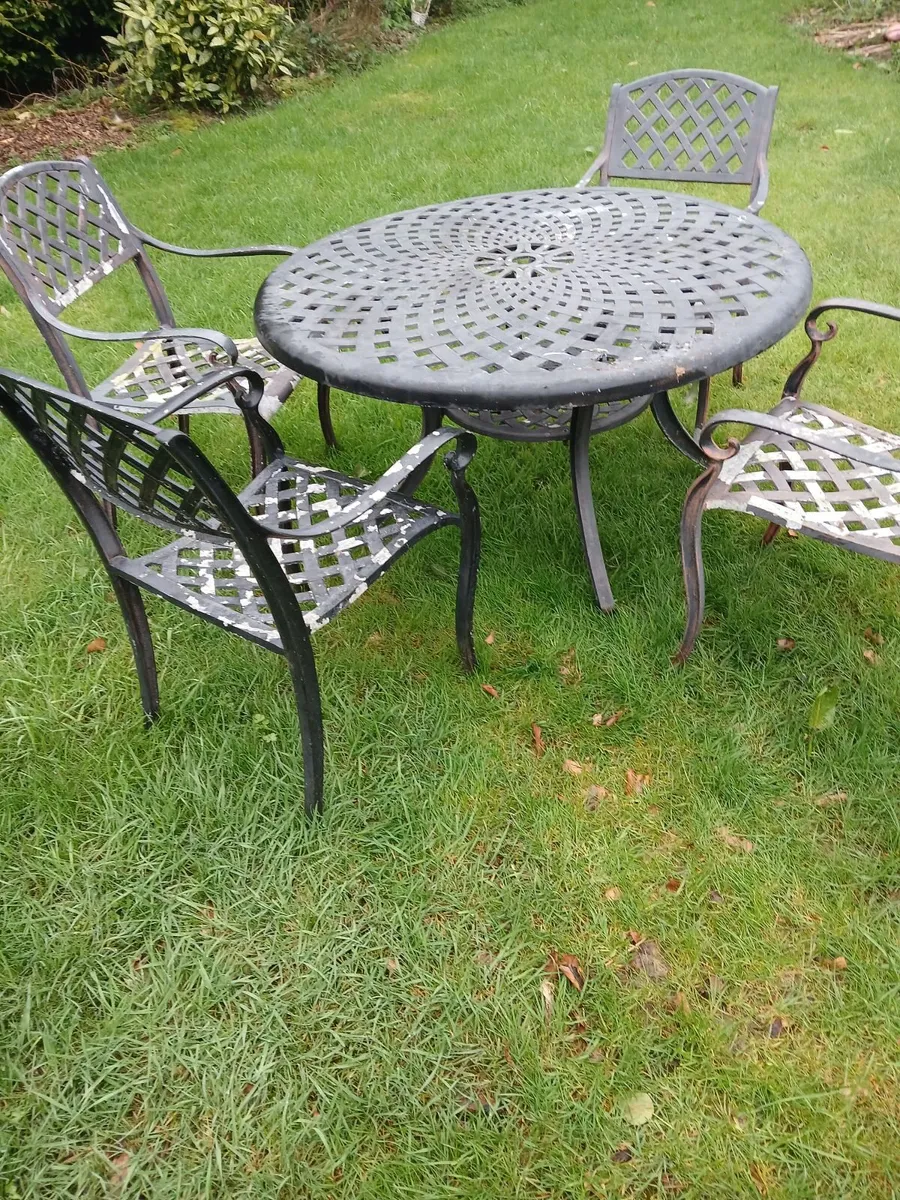 Cast aluminium garden table and 4 chairs - Image 1