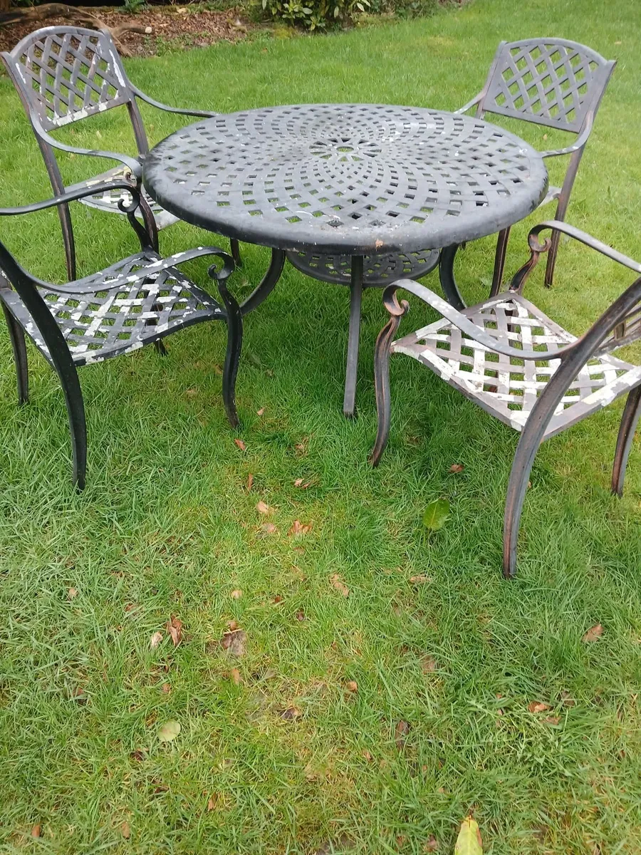 Cast aluminium garden table and 4 chairs - Image 3