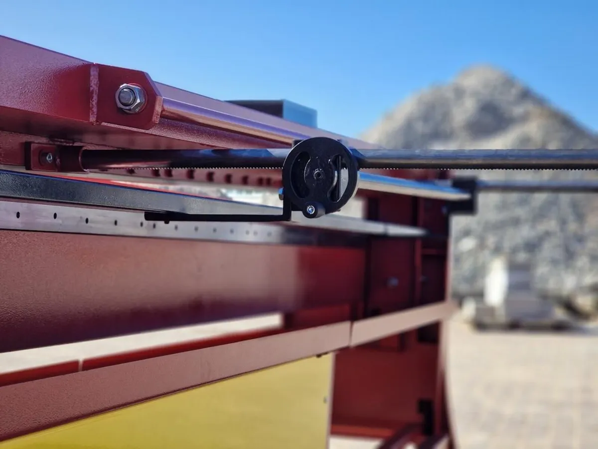 hydraulic sheet metal guillotine 3m-1.2mm steel - Image 4