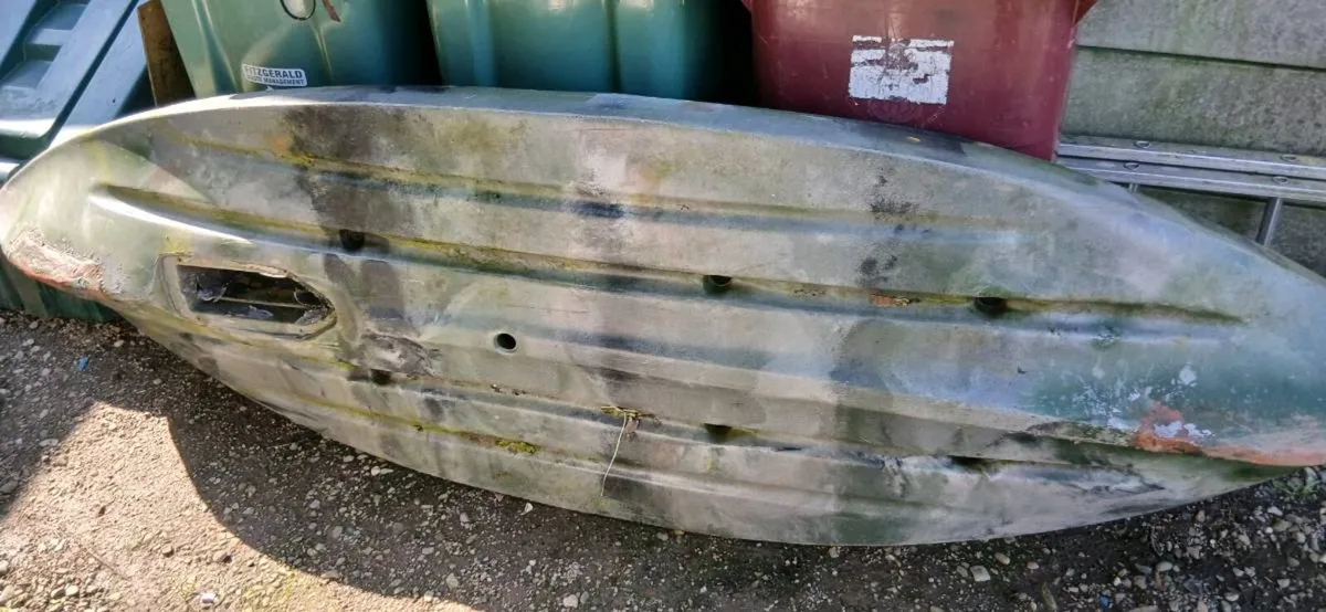 Kayak for repair - Image 1